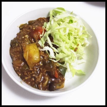 オクラが隠れてしまいましたが…うちのカレーには必ずオクラが入ってるので好きです！キャベツも入れると美味しいですよ！